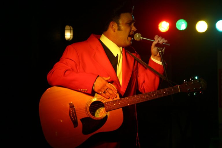 Robin Kelly at Casey’s Bar & Grill in Collingwood, ON